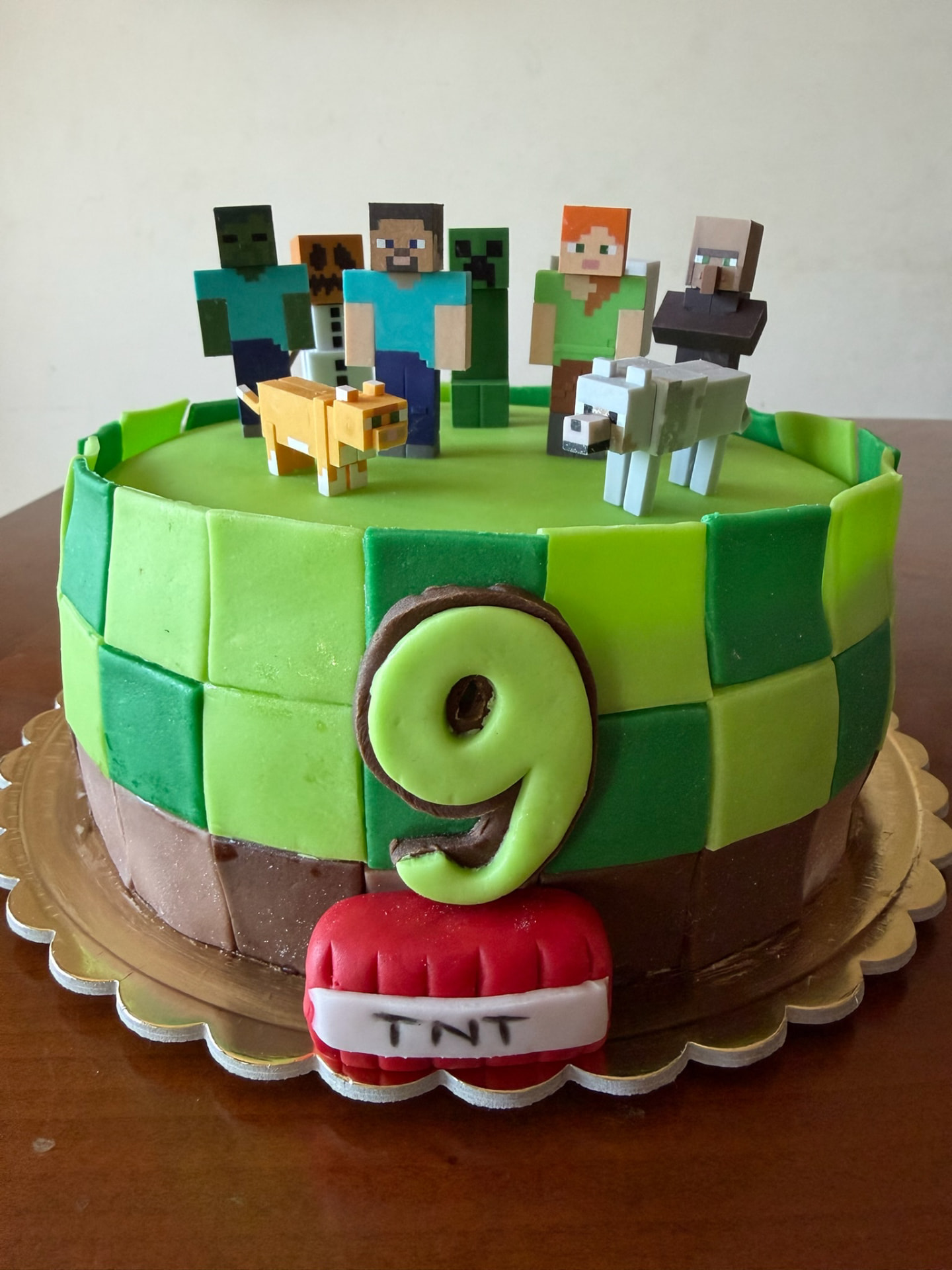 Torta a tema Minecraft in pasta di zucchero con personaggi