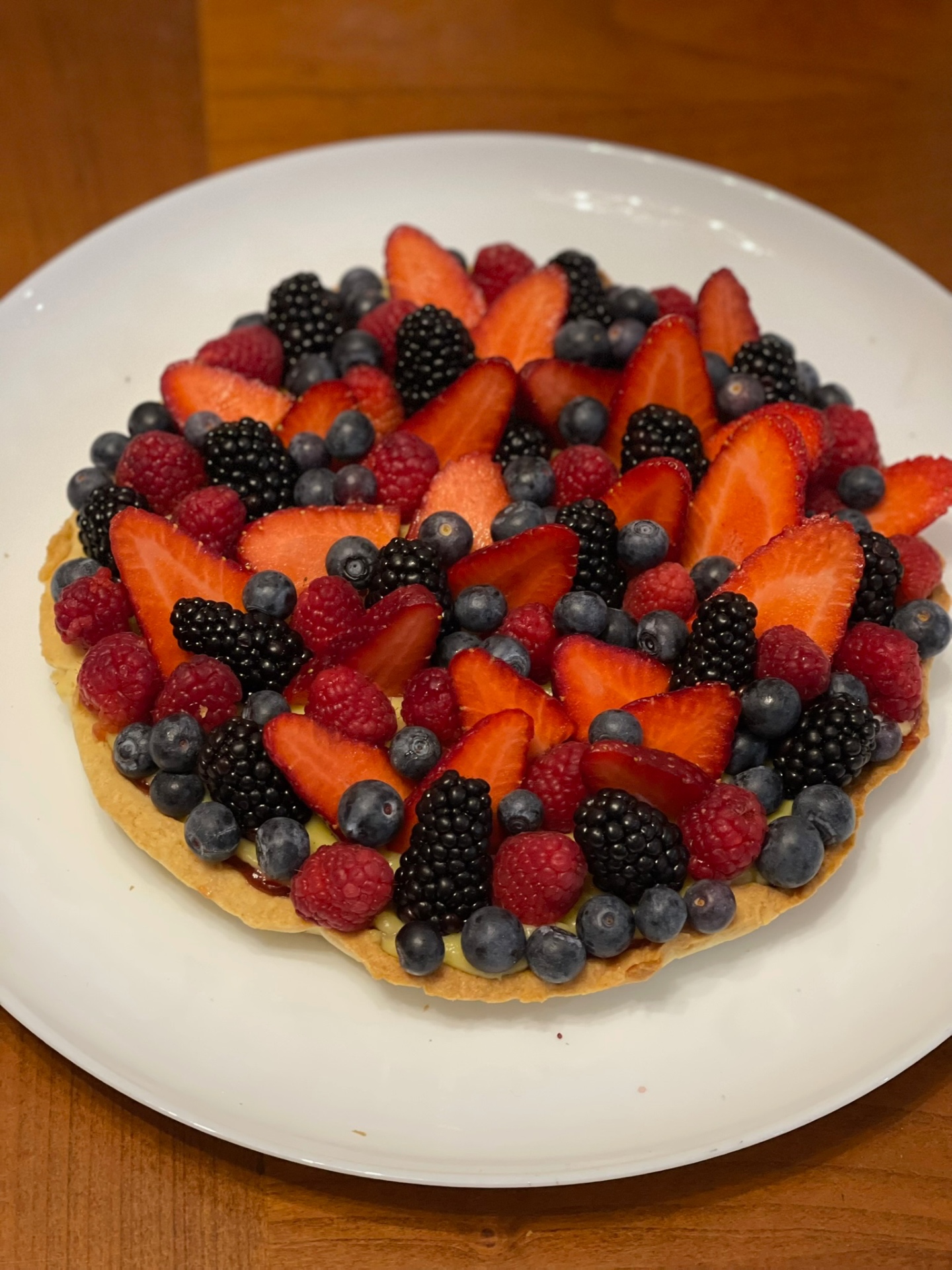Crostata con crema pasticcera e frutti di bosco freschi