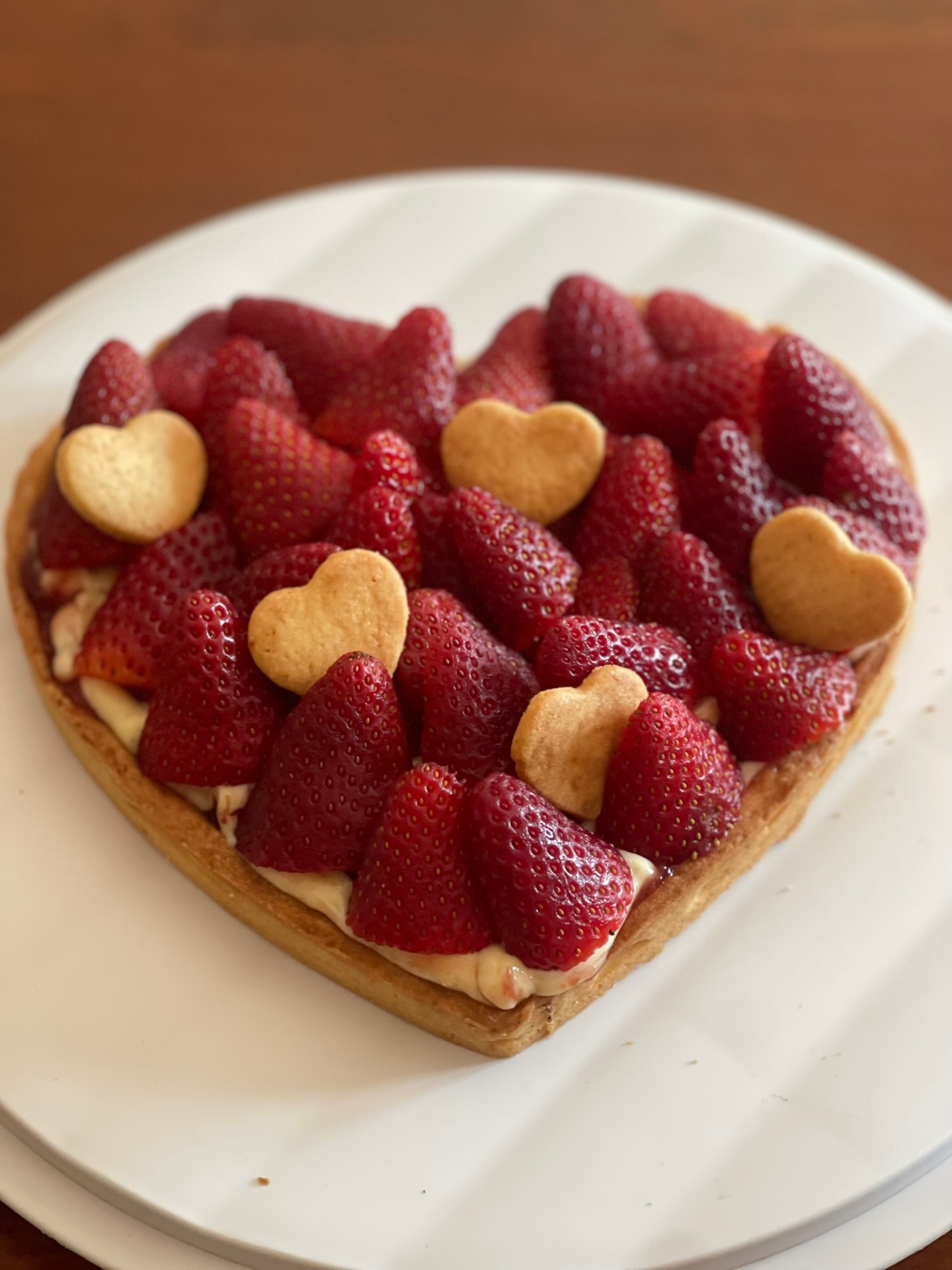Crostata a cuore con crema e fragole fresche