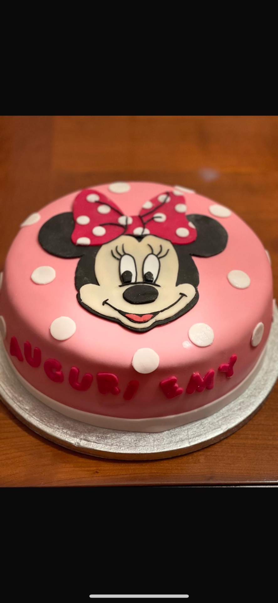 Torta rosa a tema Minnie con pois bianchi e scritta Auguri Emy