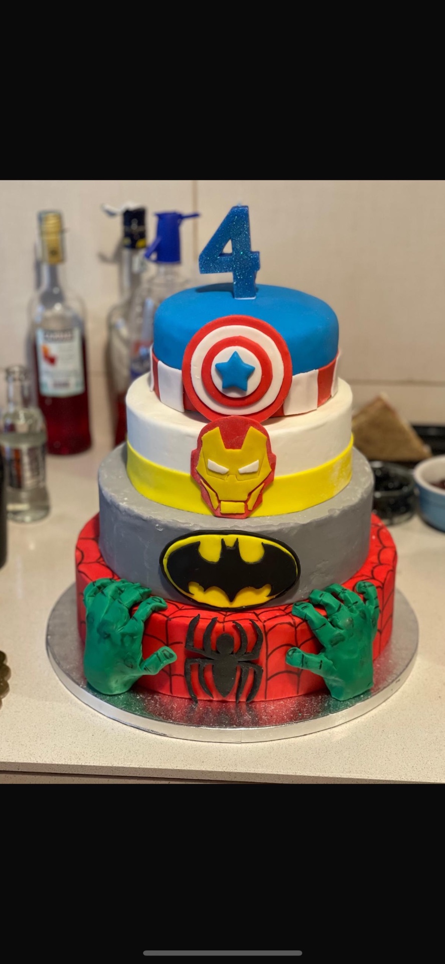 Torta a quattro piani a tema supereroi Marvel e Batman