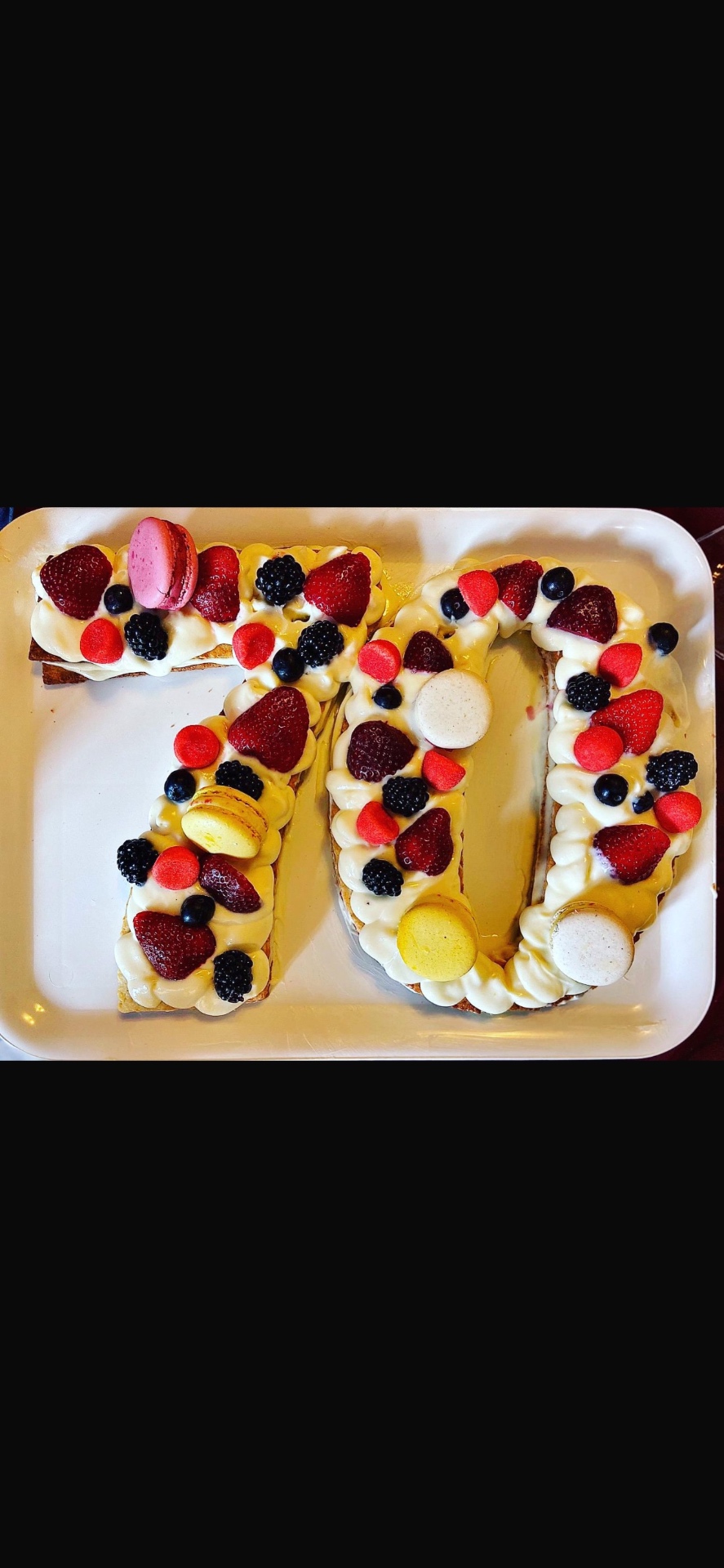 Torta numero 70 con crema, frutti di bosco e macaron