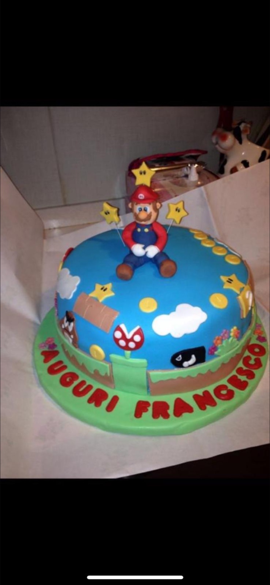 Torta a tema Super Mario con personaggio, stelle e monete