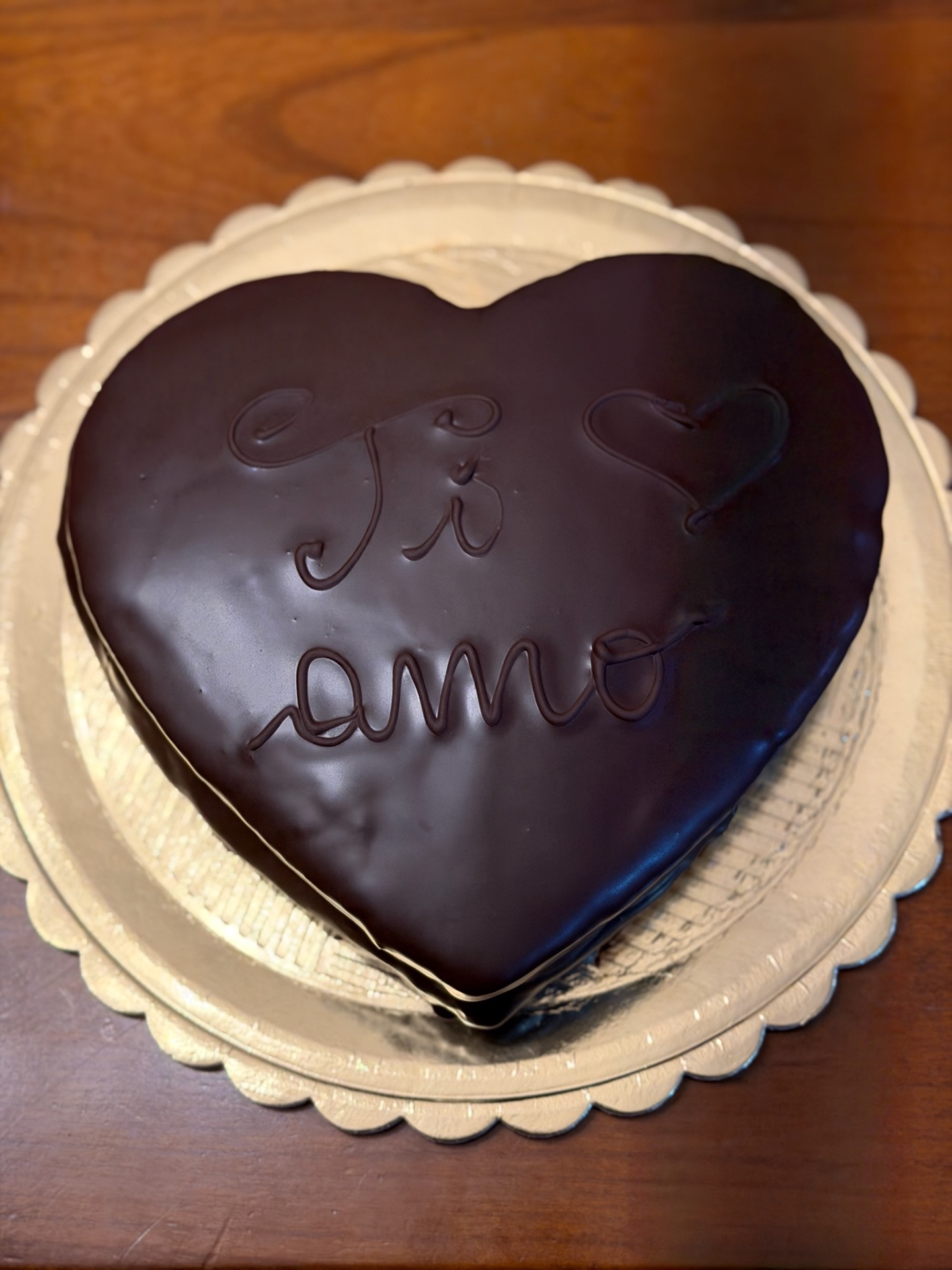 Torta a cuore glassata al cioccolato con scritta Ti amo