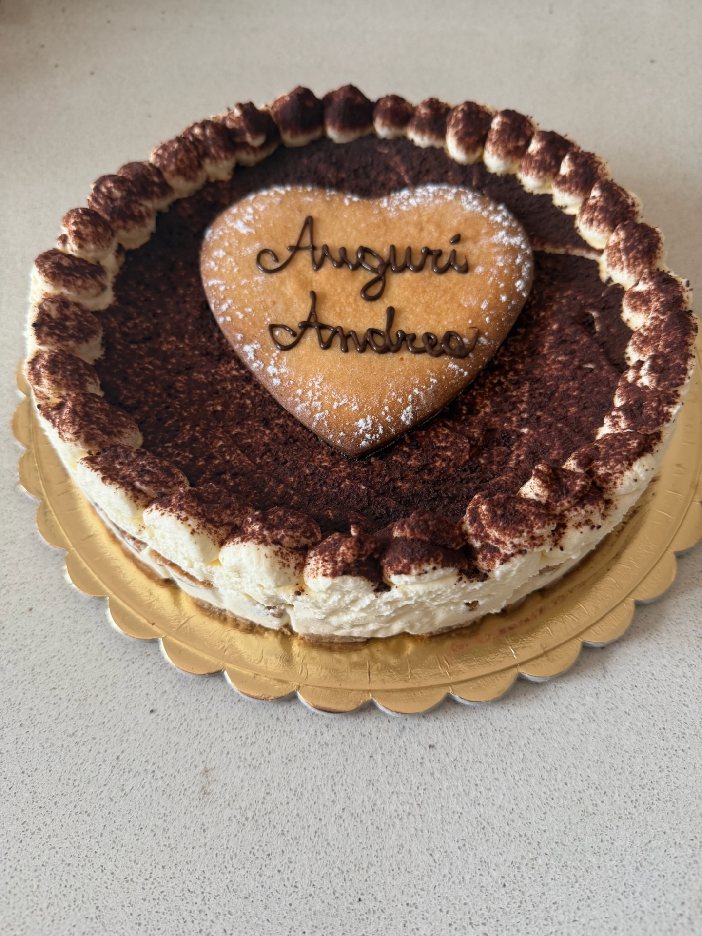 Tiramisù con cuore di pan di Spagna e scritta Auguri Andrea