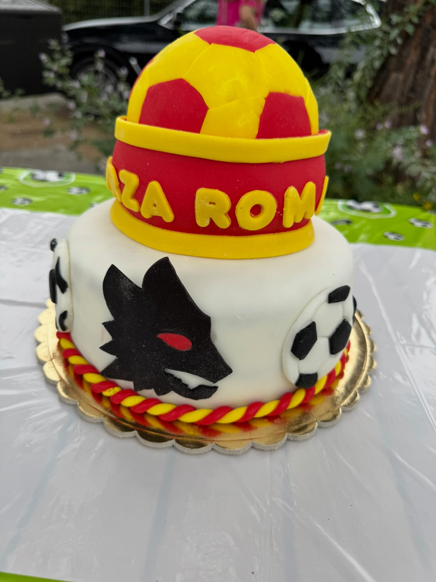 Torta a due piani a tema AS Roma con pallone e lupetto