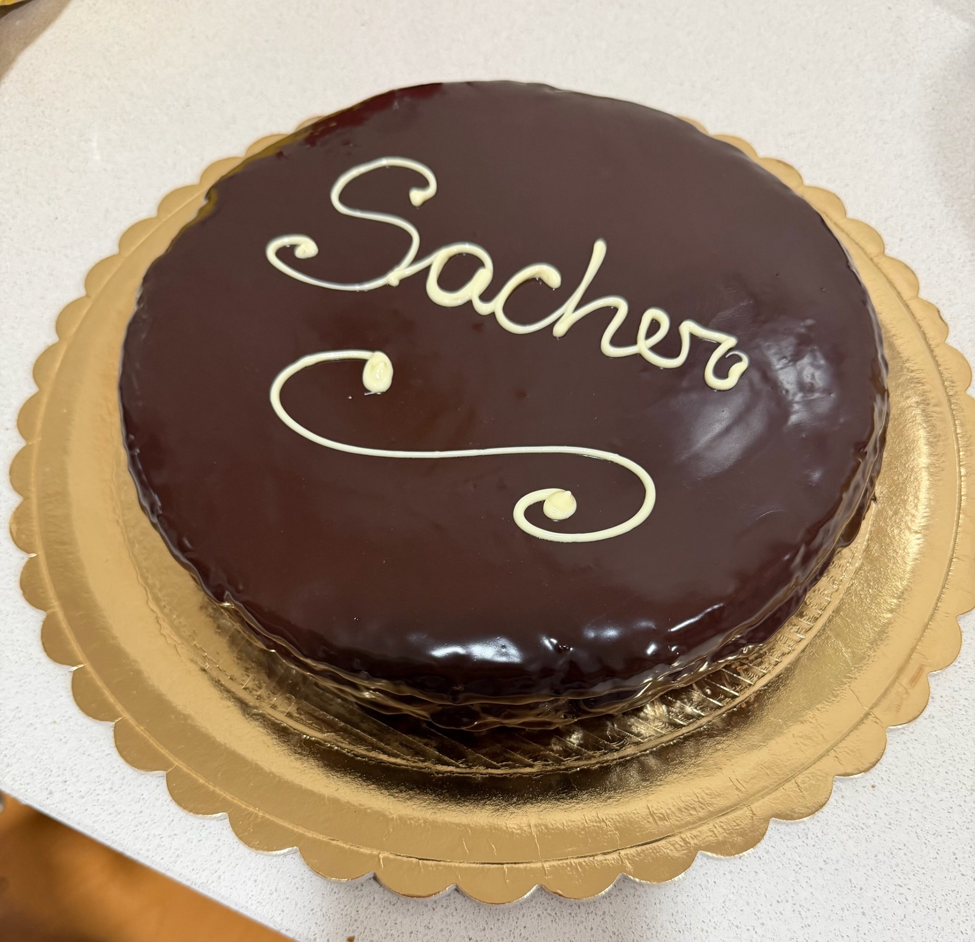 Torta Sacher glassata al cioccolato con scritta Sacher