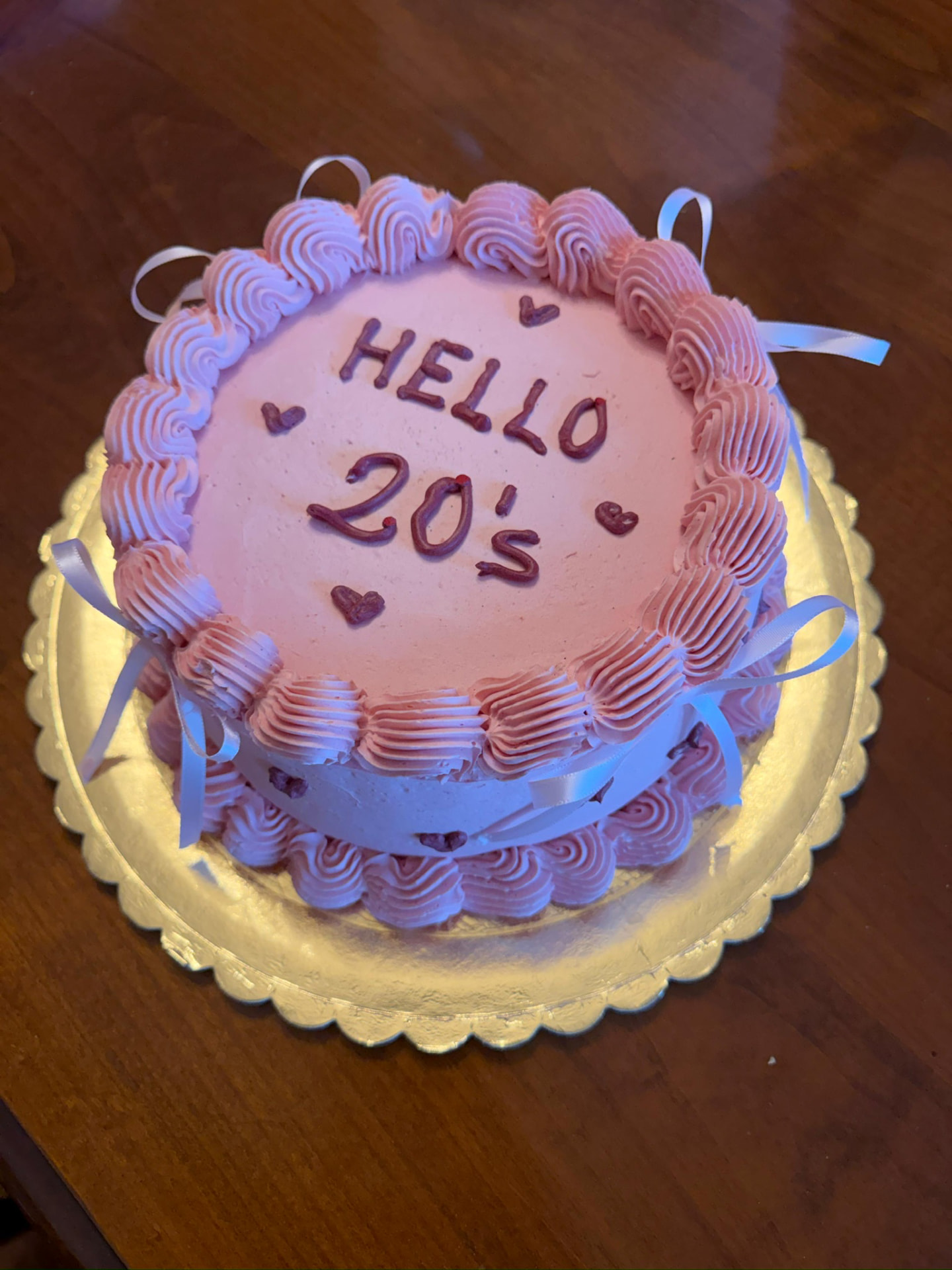 Torta rosa con panna montata e scritta Hello 20's