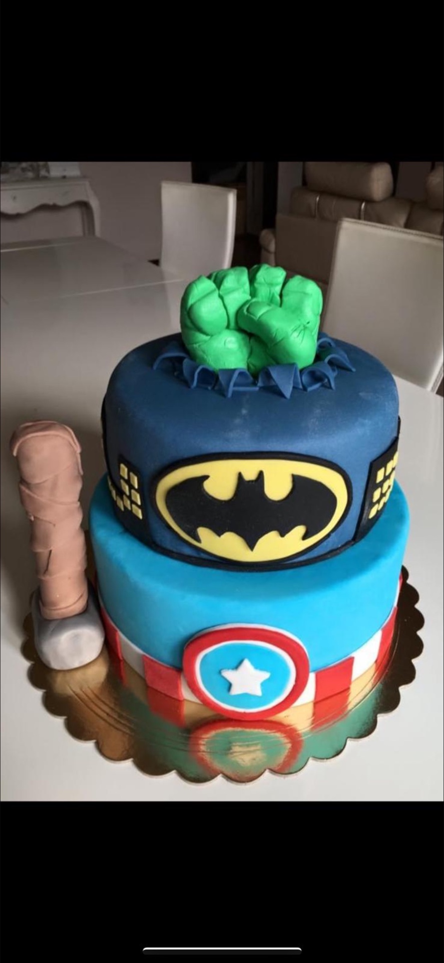Torta a due piani a tema supereroi con Batman e Capitan America