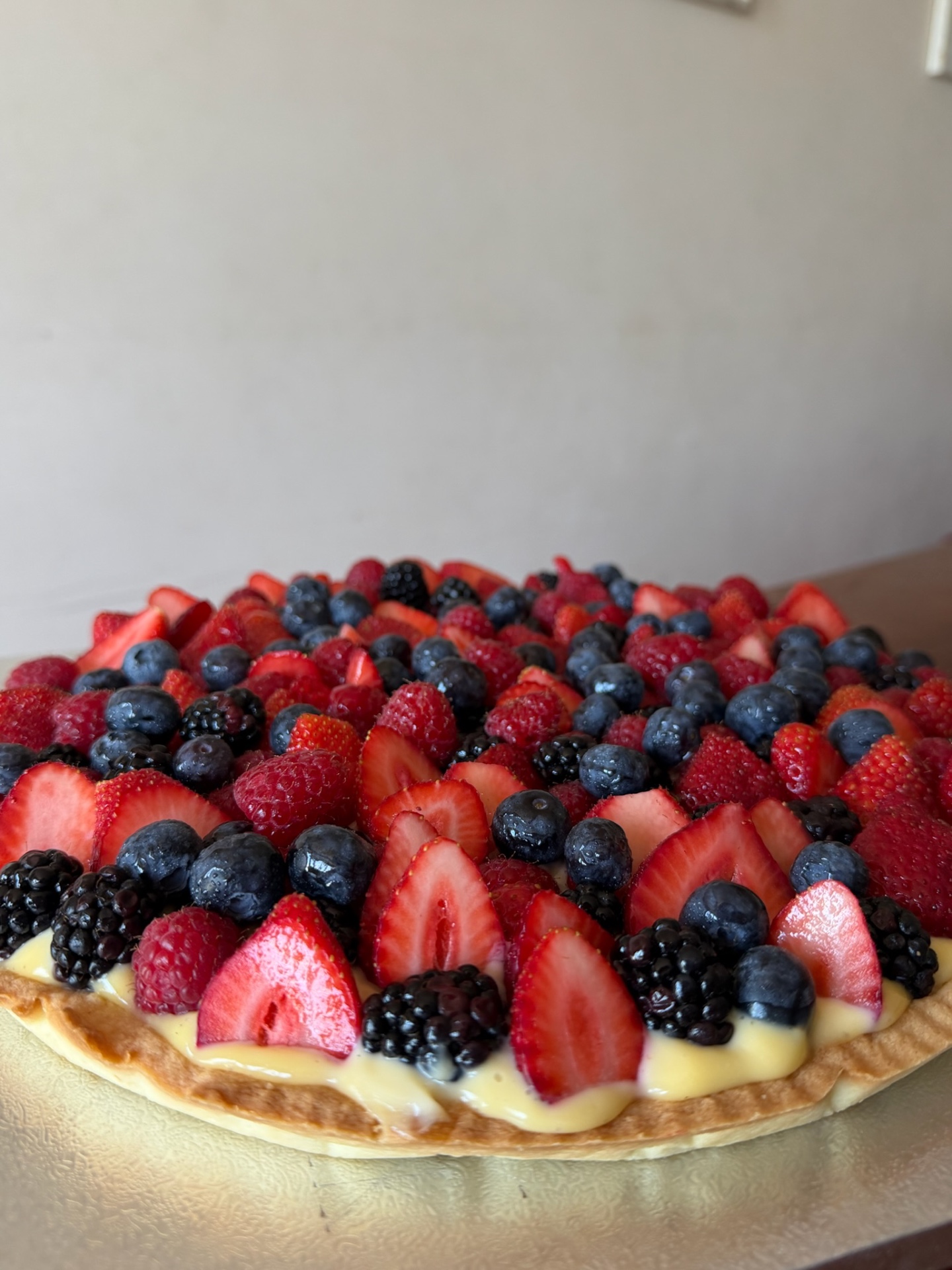 Crostata con crema, fragole, mirtilli e more