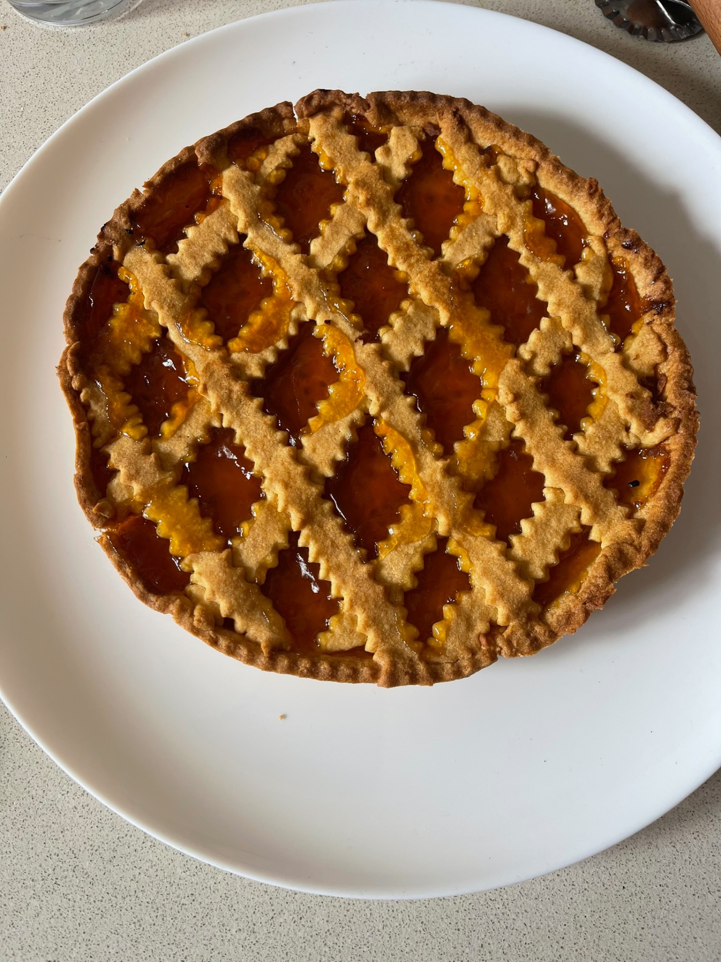 Crostata classica con marmellata di albicocche e griglia di pasta frolla