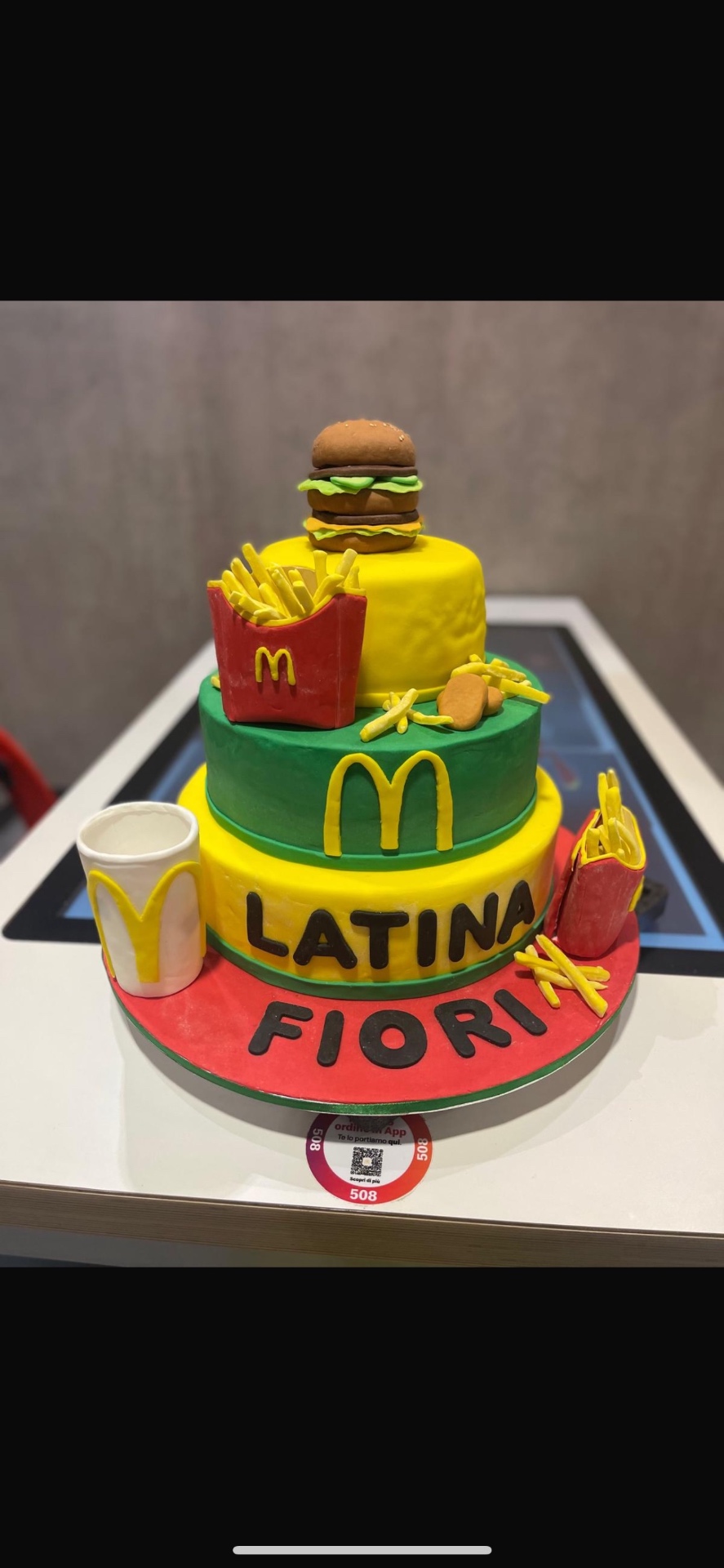Torta a tre piani a tema McDonald's con hamburger e patatine