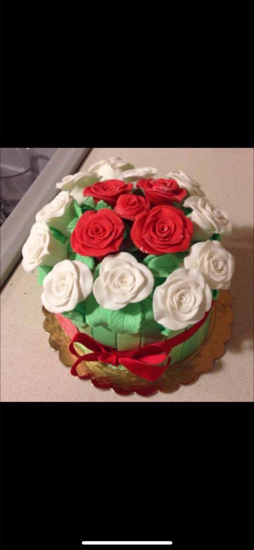 Torta decorata con rose rosse e bianche in pasta di zucchero